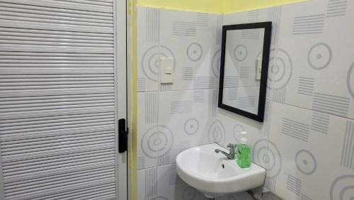 Puerto Princesa City Centre House | R and E Guest House