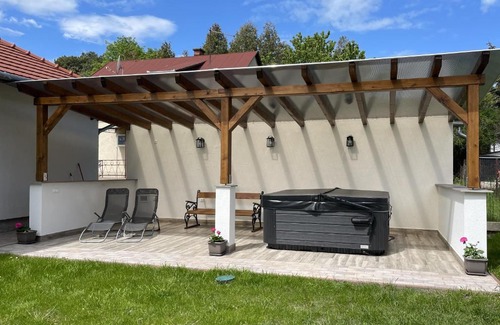 Balatonfenyves House | R Cottage Jacuzzival