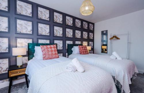 Manchester House | R&R - Modern Townhouse near Etihad & City Centre (5 Bedrooms, Free Parking)