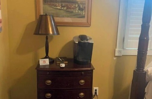 Hot Springs Apartment | Racetrack Guest Quarters -Walk to Oaklawn Resort/Majestic Park! 1.1 mi downtown