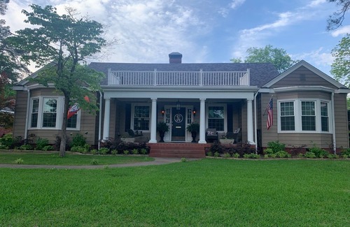 Hot Springs Apartment | Racetrack Guest Quarters -Walk to Oaklawn Resort/Majestic Park! 1.1 mi downtown