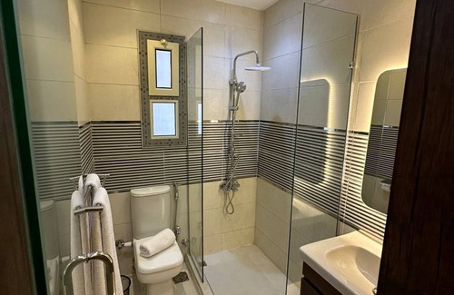 Kafrat al Jabal Bed & Breakfast | Radiant Pyramids View