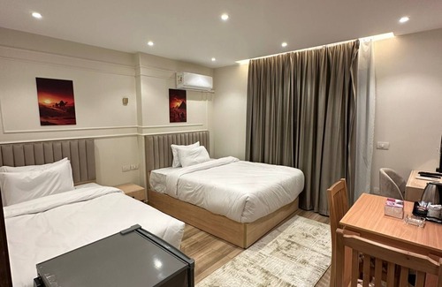Kafrat al Jabal Bed & Breakfast | Radiant Pyramids View