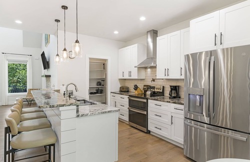 Avery Creek House | Rainbow’s Edge | Mountain Views, Hot Tub, Game Room & Gourmet Kitchen