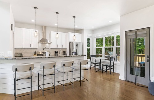 Avery Creek House | Rainbow’s Edge | Mountain Views, Hot Tub, Game Room & Gourmet Kitchen