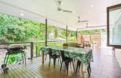 Aeroglen Apartment | Rainforest Retreat - Top Haven