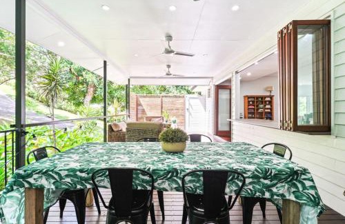 Aeroglen Apartment | Rainforest Retreat - Top Haven