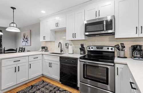 Northwest Raleigh House | Raleigh Retreat close to NCState, DWNTN and Rex