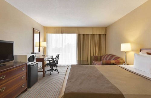 Belleville Hotel | Ramada by Wyndham Belleville Harbourview Conference Center