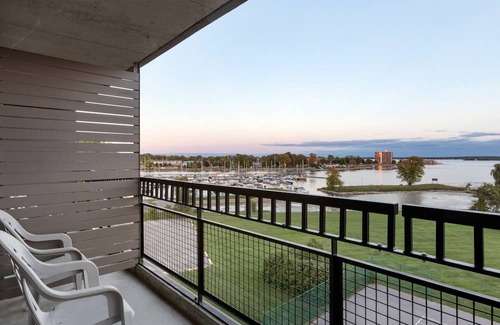 Belleville Hotel | Ramada by Wyndham Belleville Harbourview Conference Center