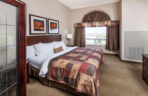 High River Hotel | Ramada by Wyndham High River