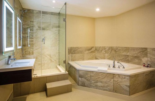 Georgina Hotel | Ramada by Wyndham Jacksons Point