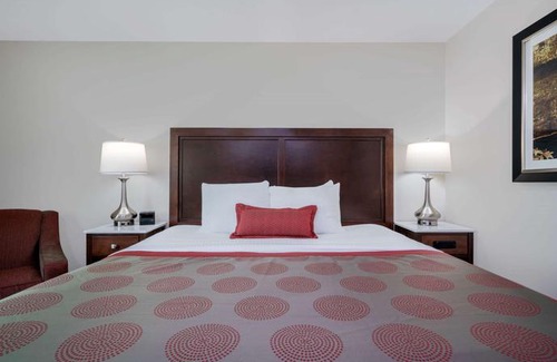 Golden Valley Hotel | Ramada by Wyndham Minneapolis Golden Valley