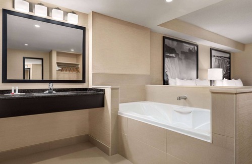 Niagara Falls Hotel | Ramada by Wyndham Niagara Falls Near the Falls