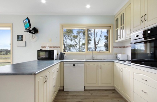 Lake Tyers Beach House | Ranch @ Lake Tyers Beach - Spacious rural home ideal for families and groups