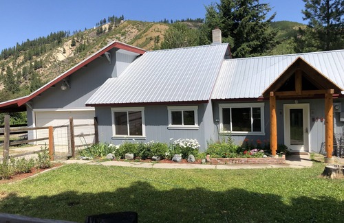 Peshastin Cottage | Ranchito with horses & privately owned river beach access 5 miles away.