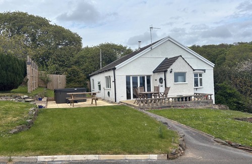 Pembrey Cottage | Raphael House - Welsh Sea View Cottage with Jacuzzi