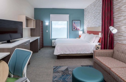 Port Canaveral Hotel | Rare Find! 2 Convenient Units! Kitchenette, Pool, Free Breakfast!