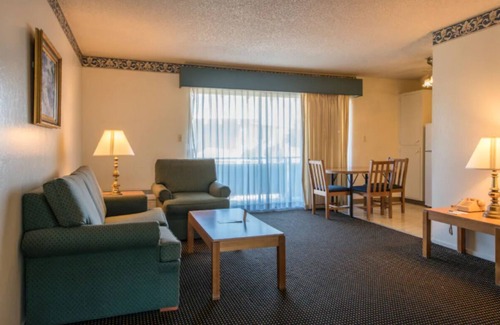 East End Apartment | Rare Find! Awesome Unit, Free Parking, Pool, Near Alameda Ferry Terminal!