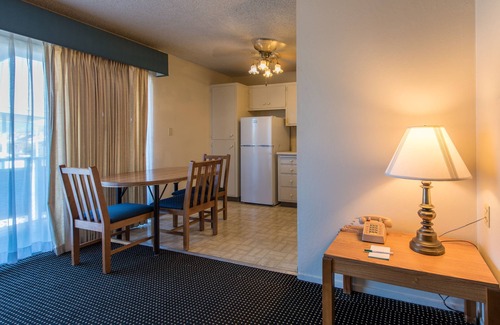 East End Apartment | Rare Find! Awesome Unit, Free Parking, Pool, Near Alameda Ferry Terminal!