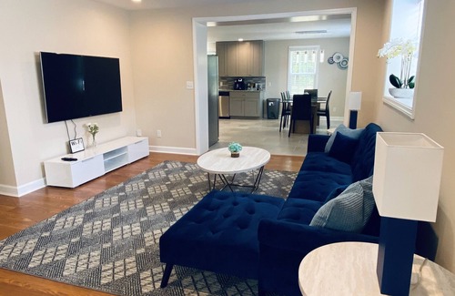 Charlotte House | Rare find! Home w/a deck, mins 2 Uptown