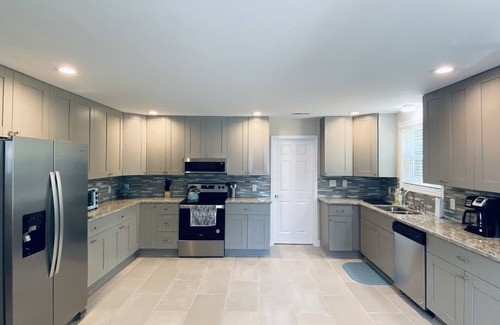 Charlotte House | Rare find! Home w/a deck, mins 2 Uptown