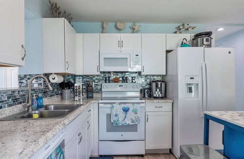 Schulte Park House | Rare Find, Inlaw suite, Oceanviews, Outside Dining, and Walk to Beach!