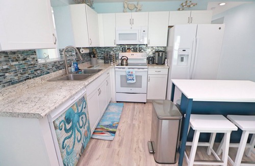 Schulte Park House | Rare Find, Inlaw suite, Oceanviews, Outside Dining, and Walk to Beach!