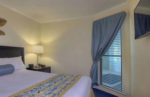 Rocky Point Hotel | Rare Find! Kitchen, Outdoor Pool, FREE Parking, Near Ybor City State Museum!