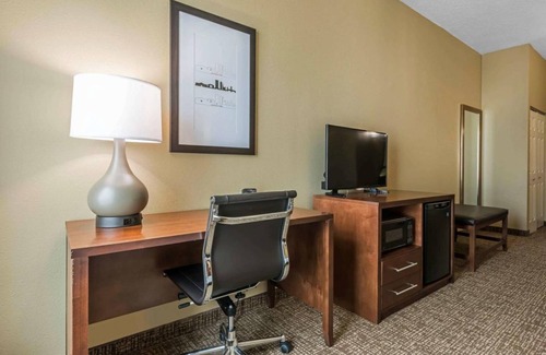 Southside Hotel | Rare Gem! 1 Amazing Unit, Pool, Breakfast, Parking, Close to Attractions.