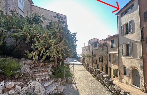 Antibes Old Town House | Rare seafront house in Antibesnfor 8 p with 5 bedrooms, 3 bathrooms & terrace