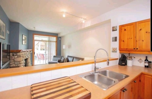 East Kootenay House | Rare Upper Village Townhouse w/a garage for gear and tuning!
