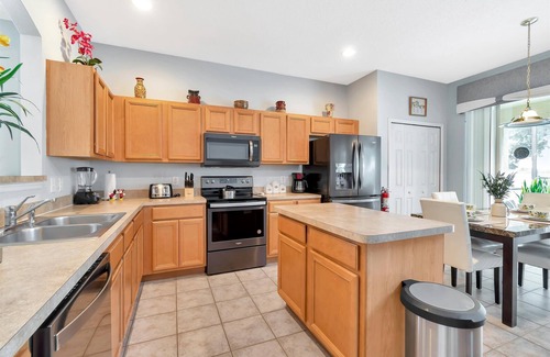 Solana Villa | RATED#1 BEST HOME Near Disney! LUXURY 6BEDROOM VILLA ,GATED RESORT ,POOL,SPA