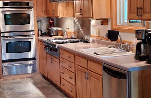 Markville Cabin | Rates dicounted 10% - Nov & Dec 2025. Small quiet lake, Hot Tub, Sauna and WiFi