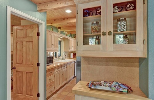 Cascade-Chipita Park Cabin | Raven's Nest - pet friendly, hot tub, enchanted