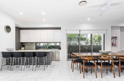Broadbeach Waters House | Ray of Sunshine Summa
