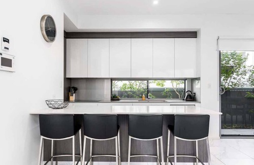 Broadbeach Waters House | Ray of Sunshine Summa