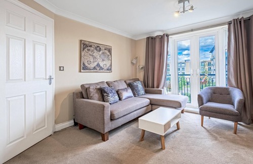 Reading City Centre Apartment | Reading Town Centre River View Serviced Apartment with 2 bedrooms, 2 bathrooms