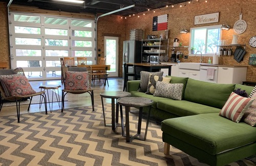 West Oak Hill House | Real Texas Barn - City convenience, Country charm