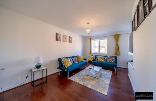 Sittingbourne Apartment | Reams Way 5Bedroom House Sleeps 13 in Kent with Wifi & Free Parking By Maison Christo Property Short Lets & Serviced Accommodation