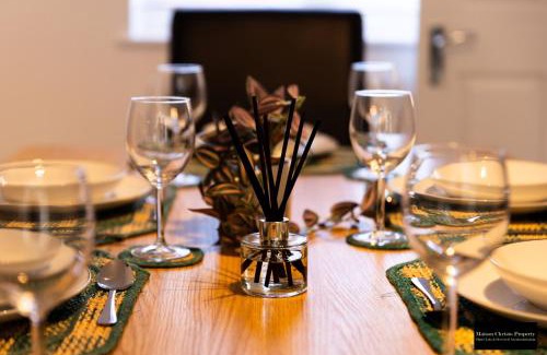 Sittingbourne Apartment | Reams Way 5Bedroom House Sleeps 13 in Kent with Wifi & Free Parking By Maison Christo Property Short Lets & Serviced Accommodation