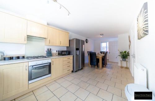 Sittingbourne Apartment | Reams Way 5Bedroom House Sleeps 13 in Kent with Wifi & Free Parking By Maison Christo Property Short Lets & Serviced Accommodation