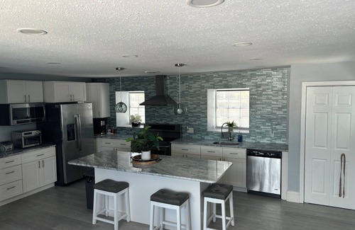 Island Estate Cottage | Recently Updated 2bedroom with water views a short walk to Clearwater Beach!
