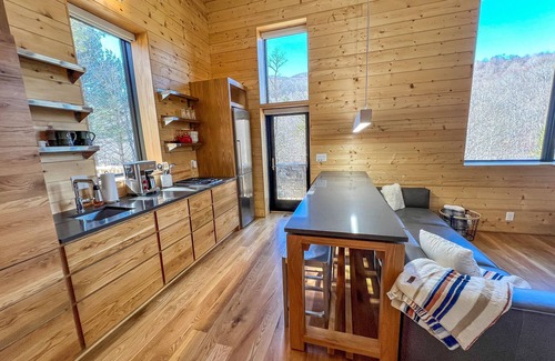 West Jefferson Cabin | Recharge in the High Country - WiFi, Comfort & Mtn Serenity @Enchanted Escape