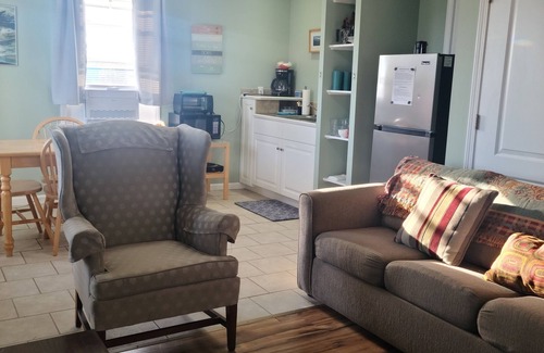 Ocracoke Apartment | Red Beard's Retreat Suite 3 - Private 1QBR 1Bath 2nd floor suite, Q sleeper sofa