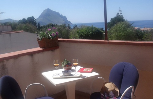 Macari Villa | Red bougainvillea - sea view - 2 steps from the bay. Parking - WiFi