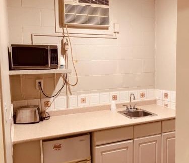 Montgomery Hotel | Red Carpet Inn & Suites