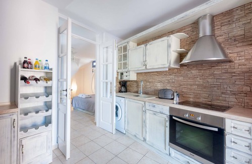 Akrotiri Villa | Red Cliff Santorini Villa - Volcano View & Jacuzzi