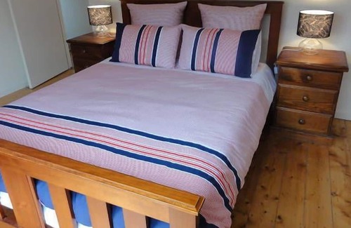 McCrae House | Red Door Retreat McCrae - a few minutes walk to the beach