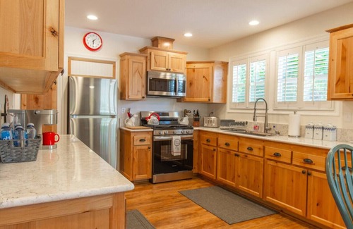 Camarillo Other | Red Farmhouse @ Avo Acres | Unique | Quiet | AC